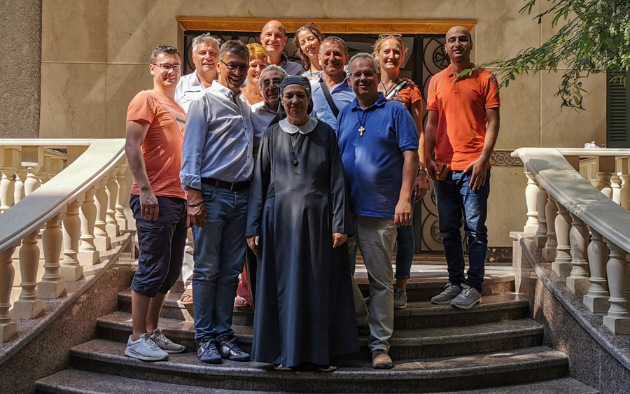 Gruppenbild mit Schwester Maria und dem Vorstandsgremium von Projekte des Herzens e.V.