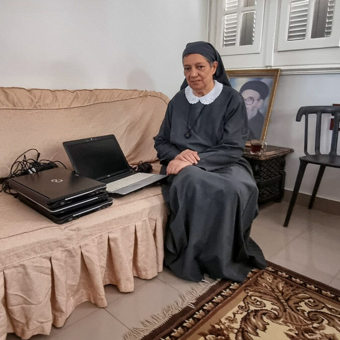 Schwester Maria mit mitgebrachten Notebooks