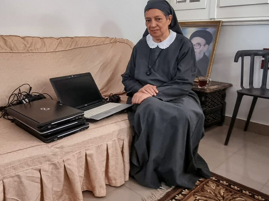 Schwester Maria mit mitgebrachten Notebooks