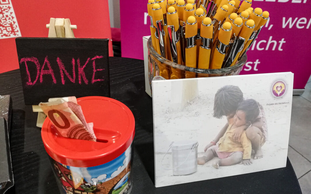 Geschenke auf dem Stehtisch