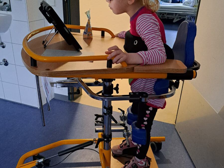 Sarah trainiert in der Reha