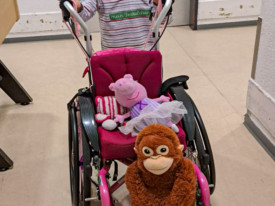 Sarah spielt mit ihren Kuscheltieren