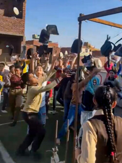 Freude über neue Schulrucksaecke