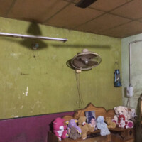 Das Schlafzimmer der Kinder und der Großmutter mit verschimmelten Wänden Das Schlafzimmer der Kinder und der Großmutter