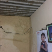 Ein Raum mit feuchten und verschimmelten Wänden Ein Raum mit feuchten und verschimmelten Wänden