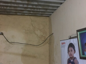 Ein Raum mit feuchten und verschimmelten Wänden Ein Raum mit feuchten und verschimmelten Wänden