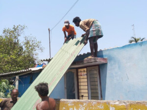 Das neue Dach wird aufgebaut Das neue Dach wird aufgebaut