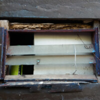 Undichtes und kaputtes Fenster Undichtes und kaputtes Fenster