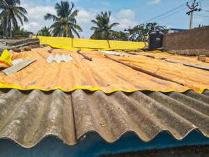 Undichtes Dach mit Plane Undichtes Dach umd versucht mit Plane abgedichtet