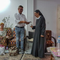 Der 1. Vorstand Werner Arndt mit Schwester Marial bei der persönlichen Übergabe der Spendengelder. Geldübergabe