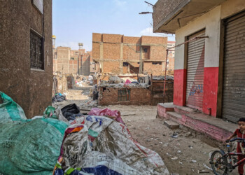 Auf dem Weg zur Schule - Überall nur Müll