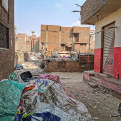 Auf dem Weg zur Schule - Überall nur Müll