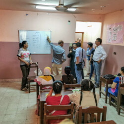 Unser Vorstand mach sich ein Bild vom Unterricht und den Lehrmethoden. Salam Center Schule