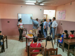 Unser Vorstand mach sich ein Bild vom Unterricht und den Lehrmethoden. Salam Center Schule