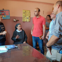 Gespräch mit Schwester Maria , einer Lehrerin und unserem Dolmetscher Mohammed Salam Center Schule