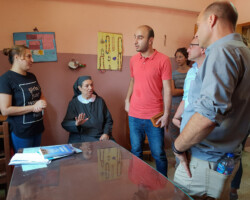 Gespräch mit Schwester Maria , einer Lehrerin und unserem Dolmetscher Mohammed Salam Center Schule