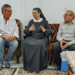 Der 1. Vorstand Werner Arndt mit Schwester Marial und Dr. Adel im Gespräch Gespräch