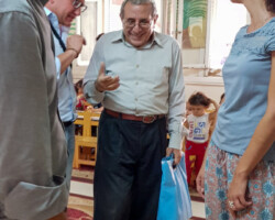 Dr. Adel zeigt uns die Behinderteneinrichtung