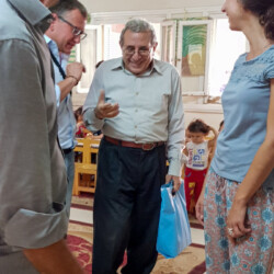 Dr. Adel zeigt uns die Behinderteneinrichtung