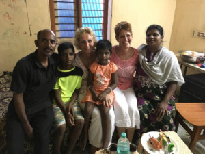 Familie Elaiya mit den Vorstandsmitgliedern Sylvia Arndt und Ulrike Gerwig Familie Elaiya mit Vorstandsmitgliedern