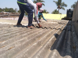 Das alte Dach wird abgebaut Das alte Dach wird abgebaut