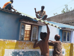 Arbeiter beim Abbau des alten Daches Arbeiter beim Abbau des alten Daches