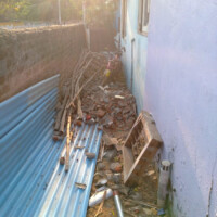 Bauschutt und Teile des alten Daches Bauschutt und Teile des alten Daches