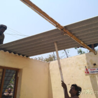 Arbeiter bauen das neue Dach auf Arbeiter bauen das neue Dach auf