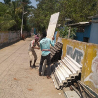 Bauarbeiter beim Abtransorport des Daches Bauarbeiter beim Abtransorport des Daches