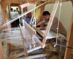 Behinderter Arbeiter beim Weben von Teppichen