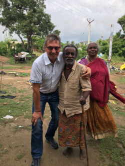 Werner Arndt mit dem Stammesältesten der Dalits Der Chef