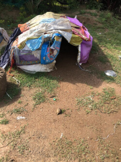 Ein wenig Hilfe konnte geleistet werden... Neue Planen für ein trockenes Zuhause. Aber ist dies ein menschenwürdiges Leben? Oder nur ein Tropfen auf den heißen Stein.... Dichte Unterkunft