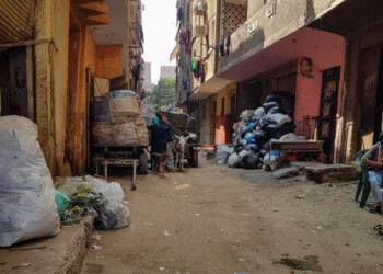 Oft das einzigste Transportmittel in den engen Gassen - Esel und Müllkarren Auf dem Weg zur Schule