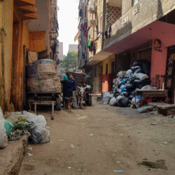 Oft das einzigste Transportmittel in den engen Gassen - Esel und Müllkarren Auf dem Weg zur Schule