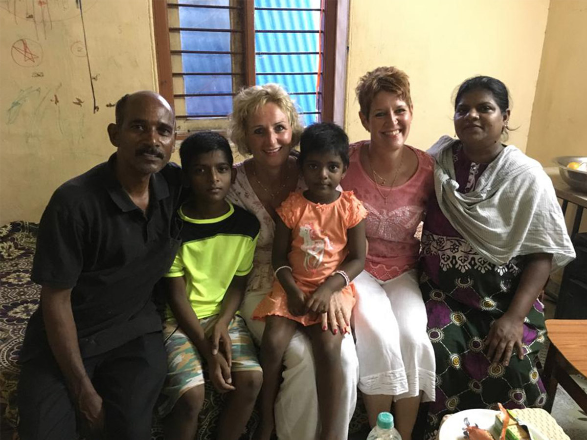 Familie Elaiya mit Vorstandsmitgliedern