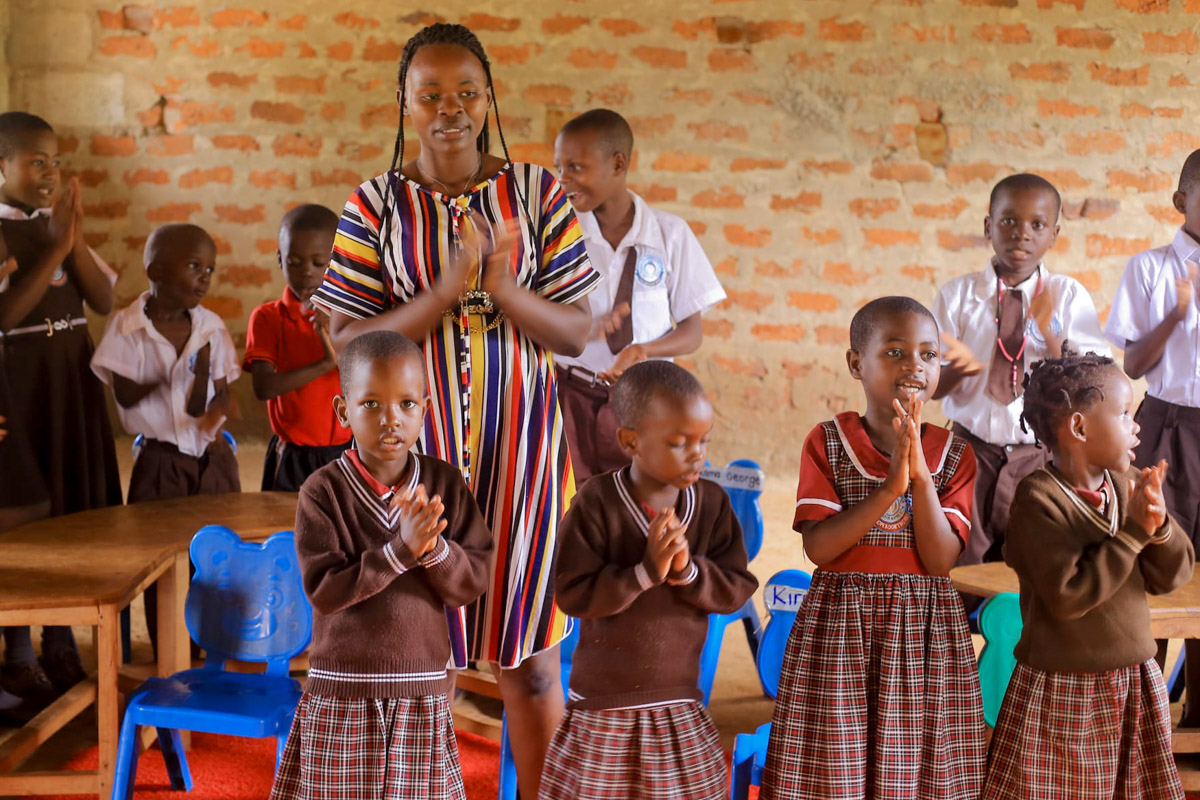 Kinder in der Kindergartengruppe beim Singen