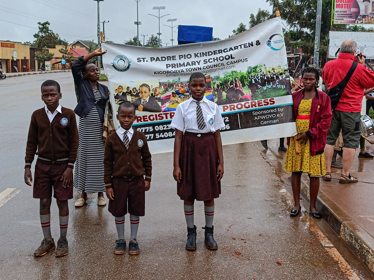 EIne Gruppe von Kindern mit einem Plakat