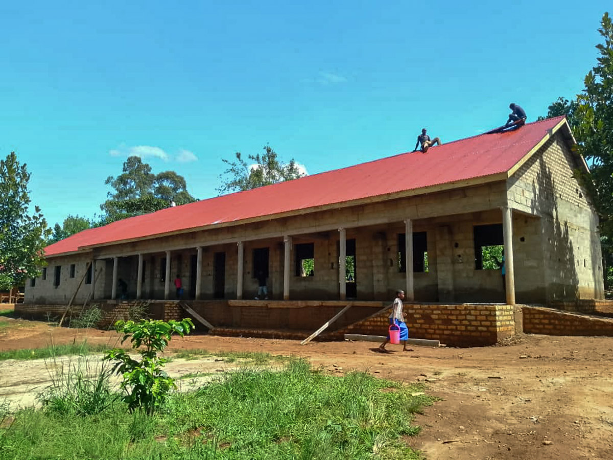 Ansicht des Rohbaus mit fertigem Dach von vorne