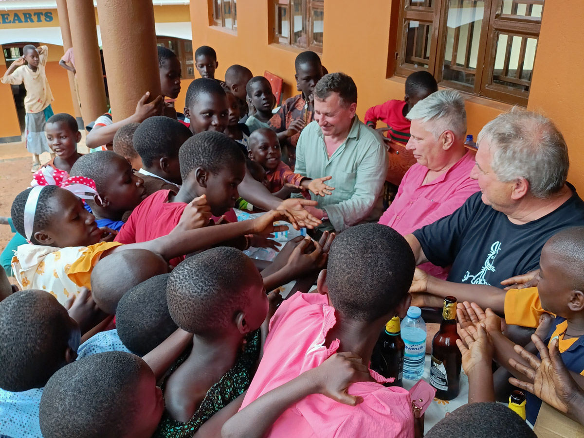 Geschenke werden an Kinder verteilt