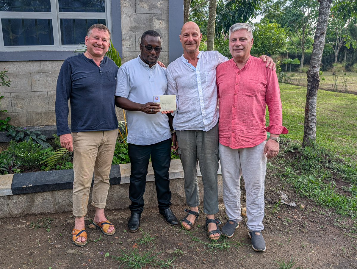 Unser Vorstand zusammen mit Pater John