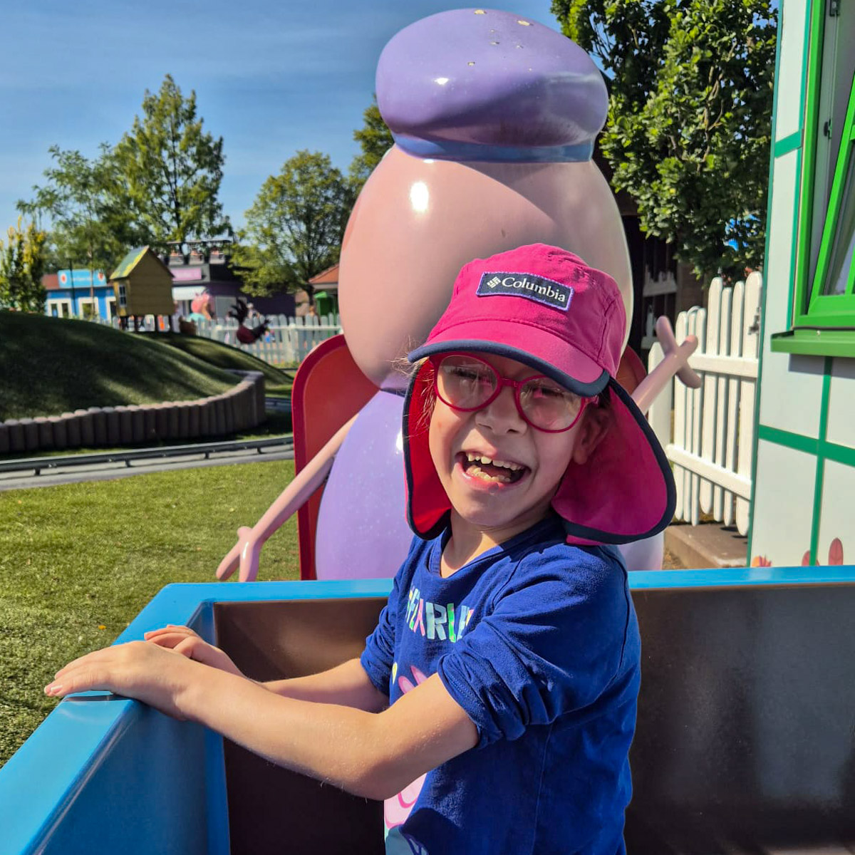 Sarah sitzt in der Eisenbahn