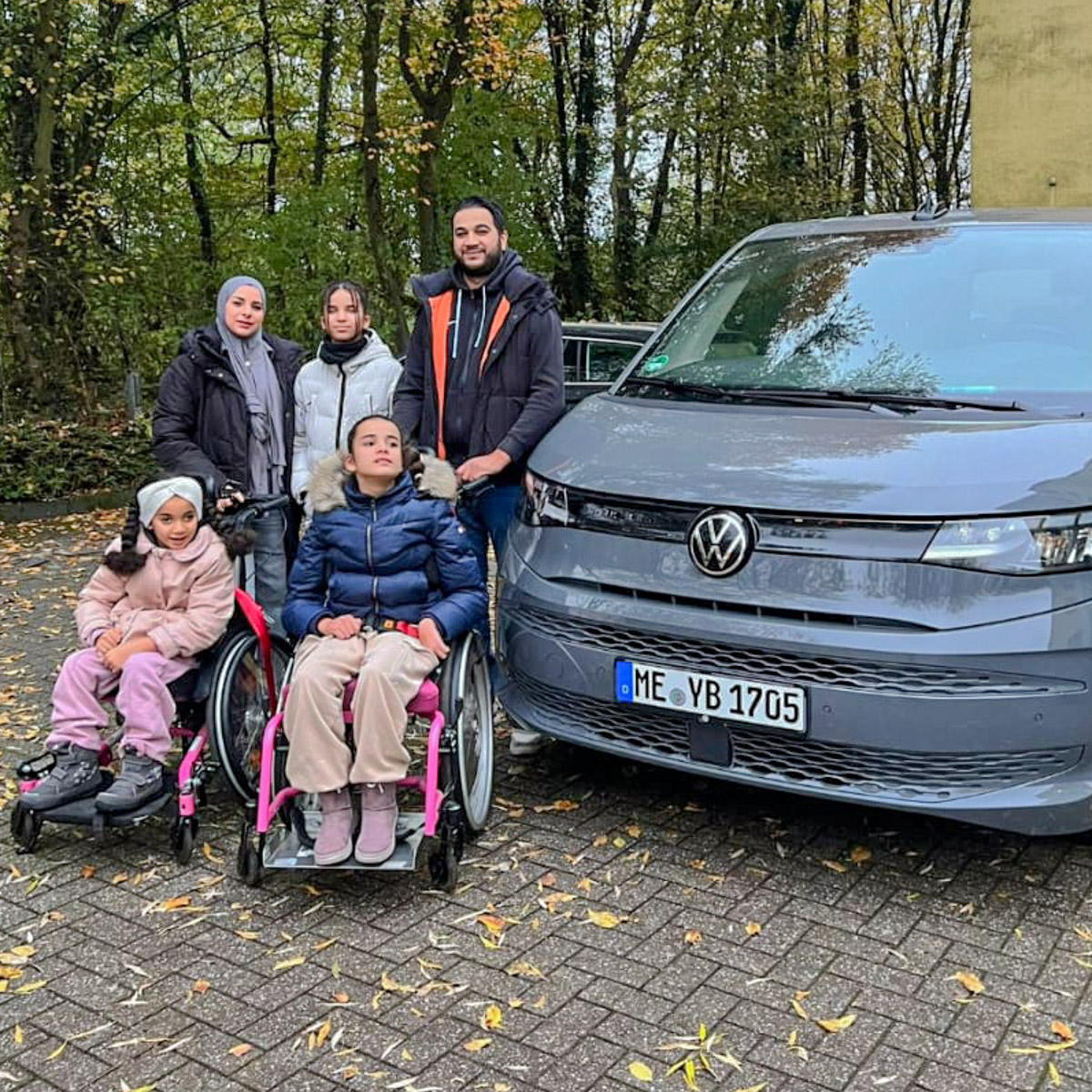 Familie Mezziane mit ihrem neuen behindertengerechten VW-Bus